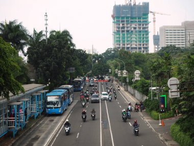 Jakarta, Endonezya - 17 Haziran 2019: Dukuh Atas semtindeki Setiabudi Tengah caddesinde trafik.