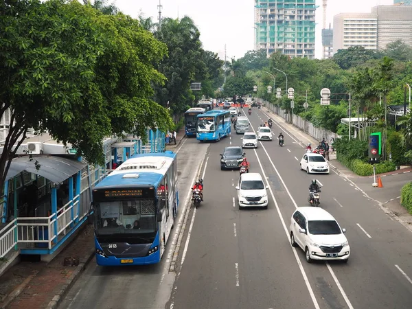 Jakarta, Endonezya - 17 Haziran 2019: Dukuh Atas semtindeki Setiabudi Tengah caddesinde trafik.