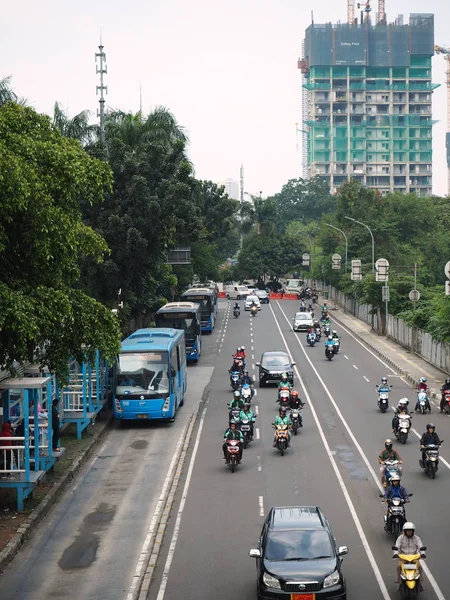 Jakarta, Endonezya - 17 Haziran 2019: Dukuh Atas semtindeki Setiabudi Tengah caddesinde trafik.
