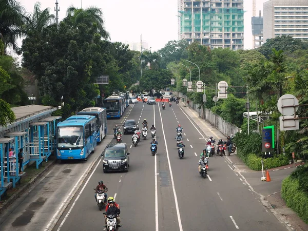 Jakarta, Endonezya - 17 Haziran 2019: Dukuh Atas semtindeki Setiabudi Tengah caddesinde trafik.