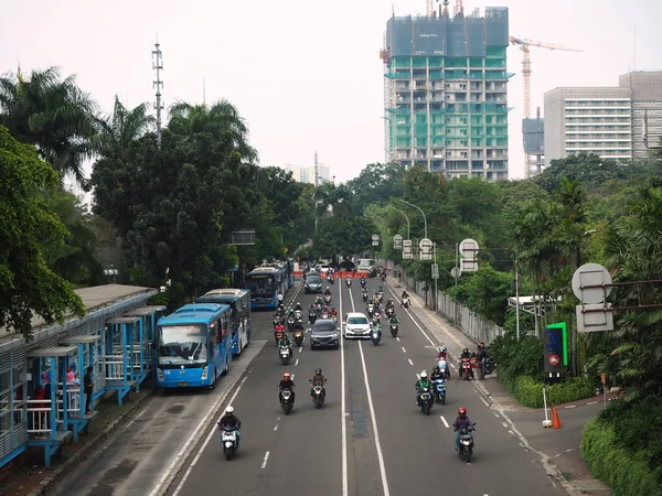 Jakarta, Endonezya - 17 Haziran 2019: Dukuh Atas semtindeki Setiabudi Tengah caddesinde trafik.