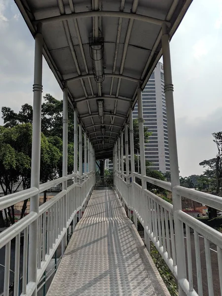 雅加达 印度尼西亚 2019年6月17日 杜库赫阿塔斯的行人桥连接Transjakarta巴士避难所 — 图库照片