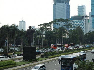 Jakarta, Endonezya - 17 Haziran 2019: Dukuh Atas semtinde Sudirman caddesinin şehir manzarası.