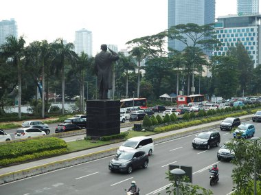 Jakarta, Endonezya - 17 Haziran 2019: Dukuh Atas semtinde Sudirman caddesinin şehir manzarası.