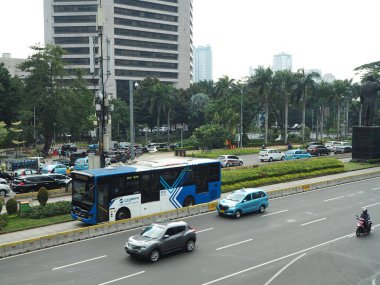 Jakarta, Endonezya - 17 Haziran 2019: Dukuh Atas semtinde Sudirman caddesinin şehir manzarası.