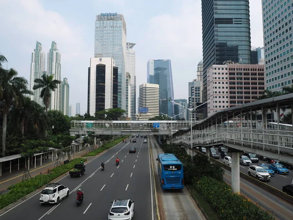 Jakarta, Endonezya - 17 Haziran 2019: Dukuh Atas semtinde Sudirman caddesinin şehir manzarası.