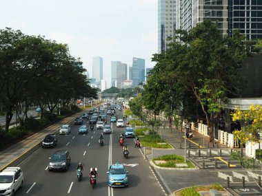 Jakarta, Endonezya - 17 Haziran 2019: Senayan ilçesinde Sudirman caddesinin şehir manzarası.