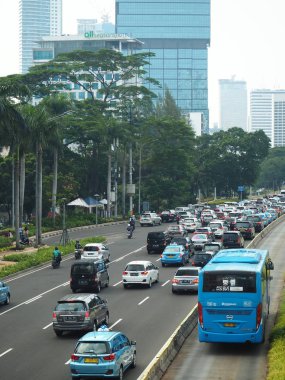 Jakarta, Endonezya - 17 Haziran 2019: Dukuh Atas semtinde Sudirman caddesinin şehir manzarası.