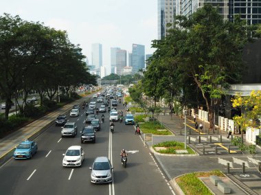 Jakarta, Endonezya - 17 Haziran 2019: Senayan ilçesinde Sudirman caddesinin şehir manzarası.