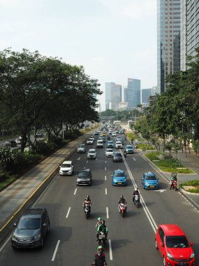 Jakarta, Endonezya - 17 Haziran 2019: Senayan ilçesinde Sudirman caddesinin şehir manzarası.
