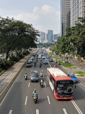 Jakarta, Endonezya - 17 Haziran 2019: Senayan ilçesinde Sudirman caddesinin şehir manzarası.