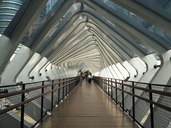 Джакарта Индонезия Июня 2019 Года Люди Идут Коридору Пешеходного Моста — стоковое фото