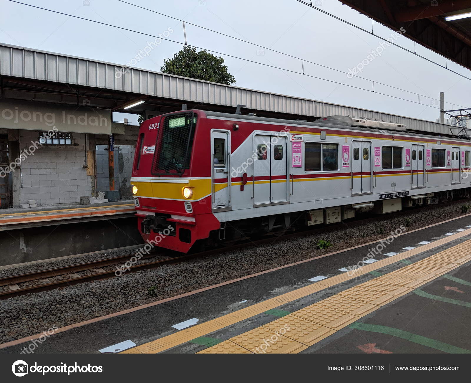 雅加达印度尼西亚19年8月1日通勤线列车抵达博宗因达站 图库社论照片 C Georginacaptures 雅加达印度尼西亚19年8月1日通勤线列车抵达博宗因达站 图库社论照片 C Georginacaptures