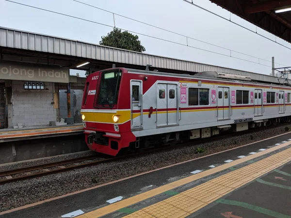 Yakarta Indonesia Agosto 2019 Tren Línea Cercanías Llega Estación Bojong Fotos de stock libres de derechos