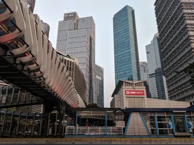 Jakarta, Endonezya - 3 Ağustos 2019: Gelora Bung Karno (Gbk) Yüksek katlı binaların arka plan ile Sudirman caddesi üzerinde yaya köprüsü.