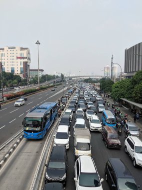 Jakarta, Endonezya -4 Ağustos 2019 : Slipi ilçesinde Jalan S Parman trafiği.