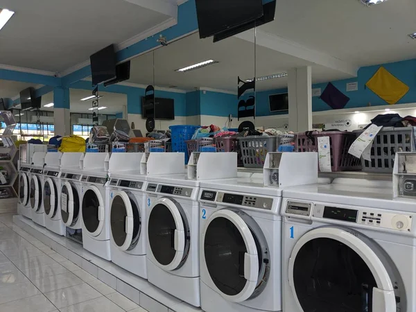 Denpasar Bali Indonesia September 2019 Row Laundry Washing Machines Citycoin — Stock Photo, Image