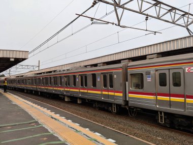Jakarta, Endonezya - 8 Ağustos 2019: Bir banliyö treni Bojong Indah İstasyonu'na geldi.