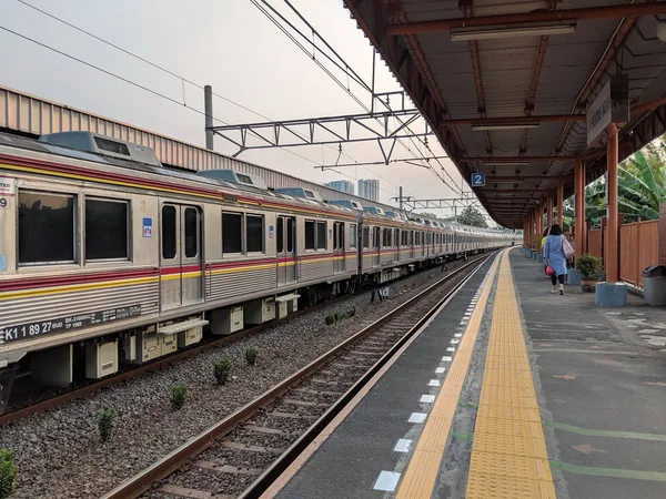 Jakarta Indonesien Augusti 2019 Pendeltåg Linje Tåget Anländer Till Bojong — Stockfoto