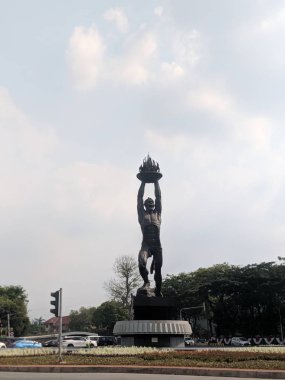 Jakarta, Endonezya - 13 Ağustos 2019 : Patung Pemuda Membangun (Gençlik Anıtı) ile Bundaran Senayan (Senayan Kavşağı) civarında Jalan Sudirman trafiği).