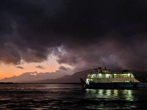 Jembrana Bali Indonesië Augustus 2019 Een Veerboot Arriveert Haven Van — Stockfoto