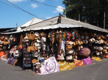 Denpasar, Bali, Endonezya - 20 Ağustos 2019: Tanah Lot 'ta çeşitli ürün ve hediyelik eşya satan sokak satıcıları.
