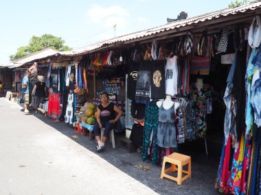 Denpasar, Bali, Endonezya - 20 Ağustos 2019: Tanah Lot 'ta çeşitli ürün ve hediyelik eşya satan sokak satıcıları.