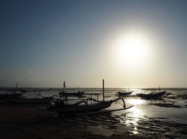 Denpasar, Endonezya - 22 Ağustos 2019: Sanur sahilindeki jukung teknelerinin silueti.