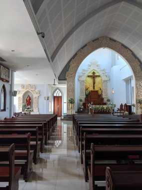 Badung, Bali, Endonezya - 26 Eylül 2019: Puja Mandala Tapınak Kompleksindeki tüm uluslar kilisesinden Mary Lady. Bu eşsiz kompleks, her biri farklı bir din için beş ibadet yeri içerir..