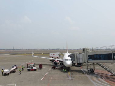 Jakarta, Endonezya - 17 Eylül 2019: Soekarno-Hatta Uluslararası Havaalanı 'nda bir uçağa bağlanan yolcu köprüsü.