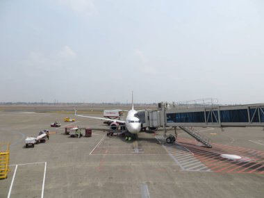 Jakarta, Endonezya - 17 Eylül 2019: Soekarno-Hatta Uluslararası Havaalanı 'nda bir uçağa bağlanan yolcu köprüsü.