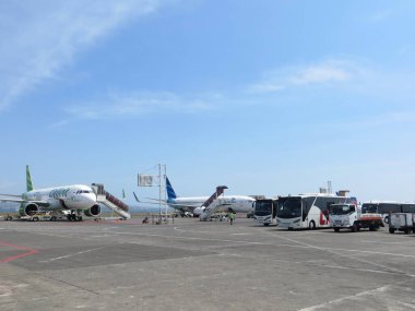 Denpasar, Endonezya - 17 Eylül 2019: Denpasar havaalanı önlüğü üzerinde bazı uçaklar faaliyet gösteriyor.