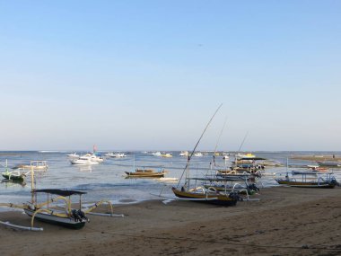 Denpasar, Endonezya - 18 Eylül 2019: Jukung tekneleri Sanur sahiline demir attı. Jukung küçük tahta bir Endonezya kanosudur..