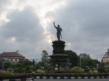 Denpasar, Endonezya - 19 Eylül 2019: Bundaran Renon (Renon Roundabout) Denpasar 'daki Kapten Japa heykeli.