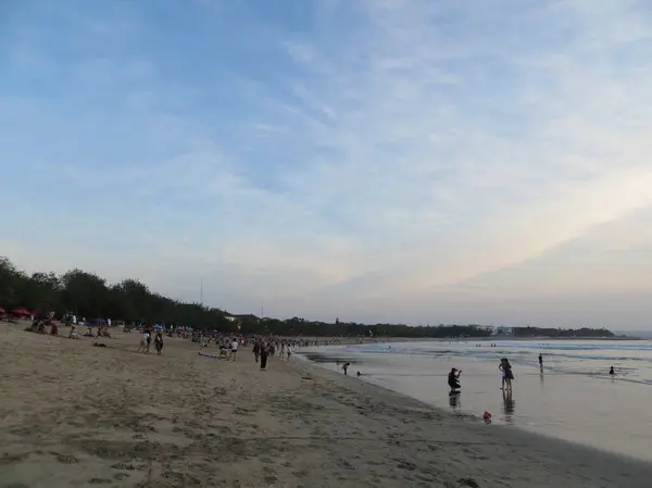 Badung Bali Indonesia Вересня 2019 Люди Тусуються Пляжі Кута Чекаючи — стокове фото