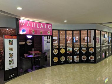 Denpasar, Endonezya - 19 Eylül 2019: Yirminci Seviye Mall Bali 'de bazı gıda kiracıları.