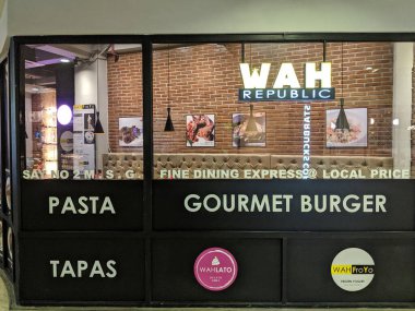 Denpasar, Endonezya - 19 Eylül 2019: Yirminci Seviye Mall Bali 'de bazı gıda kiracıları.