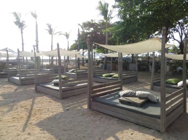 Denpasar, Endonezya - 21 Eylül 2019: Sanur Sahili kıyılarındaki güneş pansiyonları.