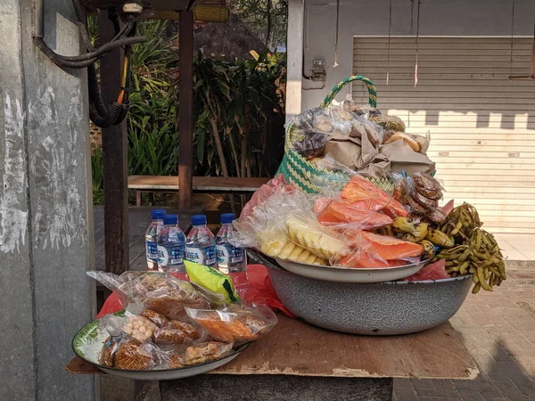 印度尼西亚登巴萨 2019年9月21日 一篮子属于巴厘街头小贩的零食和水果 — 图库照片