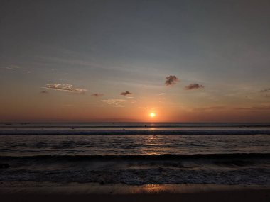 Kuta Beach Bali 'de gün batımı. 