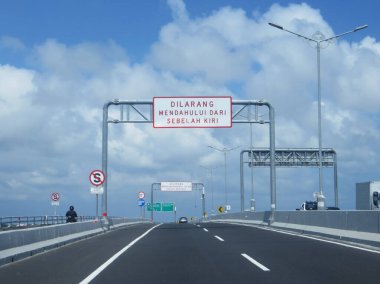 Badung Bali, Endonezya - 26 Eylül 2019: Benoa Körfezi boyunca uzanan 12.7 km uzunluğunda bir köprü ile Bali Mandara Toll Yolu 'nun terk edilmiş yolu.