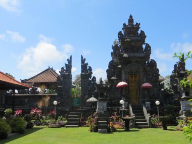 Badung, Bali, Endonezya - 26 Eylül 2019: Pura Jagat Natha Nusa Dua, Puja Mandala Tapınak Kompleksi. Bu eşsiz, manzaralı kompleks her biri farklı bir din için beş ibadethane barındırıyor..