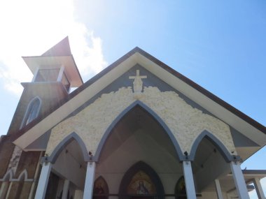 Badung, Bali, Endonezya - 26 Eylül 2019: Puja Mandala Tapınak Kompleksindeki tüm uluslar kilisesinden Mary Lady. Bu eşsiz kompleks, her biri farklı bir din için beş ibadet yeri içerir..