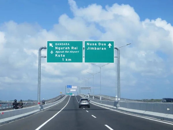 バドゥンバリ インドネシア 9月26 2019 長さ12 7キロのベノア湾を横断する橋で運ばれたバリ マンダラ有料道路の出発道路 — ストック写真
