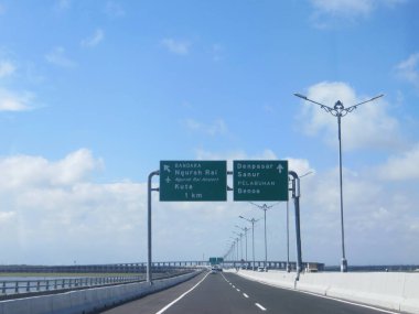 Badung Bali, Endonezya - 26 Eylül 2019: Benoa Körfezi boyunca uzanan 12.7 km uzunluğunda bir köprü ile Bali Mandara Toll Yolu 'nun terk edilmiş yolu.