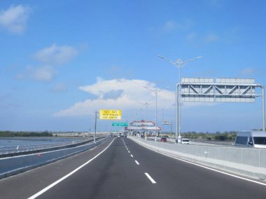 Badung Bali, Endonezya - 26 Eylül 2019: Benoa Körfezi boyunca uzanan 12.7 km uzunluğunda bir köprü ile Bali Mandara Toll Yolu 'nun terk edilmiş yolu.
