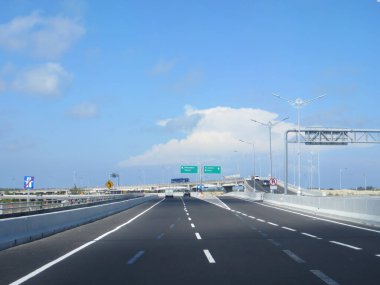 Badung Bali, Endonezya - 26 Eylül 2019: Benoa Körfezi boyunca uzanan 12.7 km uzunluğunda bir köprü ile Bali Mandara Toll Yolu 'nun terk edilmiş yolu.