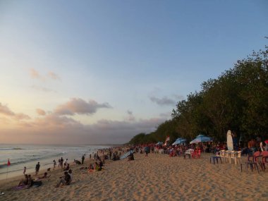 Badung Bali, Endonezya - 26 Eylül 2019: Bazı insanlar gün batımında Kuta Sahili 'nde etkinlik yapıyorlar.