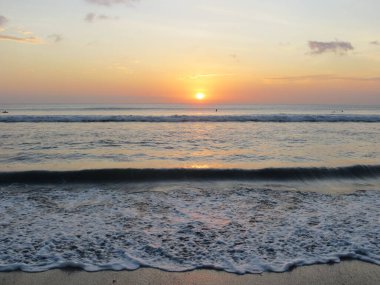 Kuta Beach Bali 'de gün batımı. 