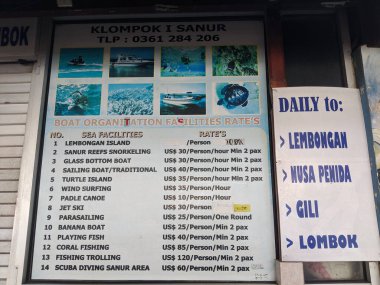 Denpasar, Endonezya - 27 Eylül 2019: Sanur Sahili bölgesindeki bir turizm acentesinde su sporları ve tekne nakil işlemleri hakkında bilgilendirme kurulu.